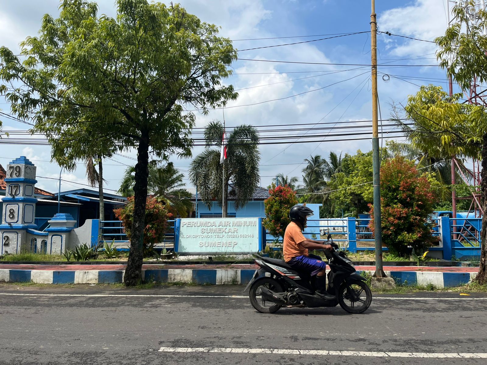 LENGANG: Pengendara melintas di depan kantor Perumda Air Minum Sumekar, Jalan dr Cipto, Desa Kolor, Kecamatan Kota Sumenep, Rabu (4/2).
