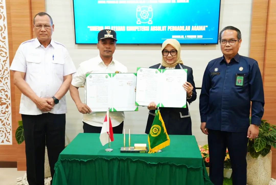 BERMITRA: Bupati Lukman Hakim dan Ketua Pengadilan Agama Bangkalan Dewiati menunjukkan dokumen MoU yang telah ditandatangani Rabu (4/2). (PROKOPIM UNTUK JPRM)