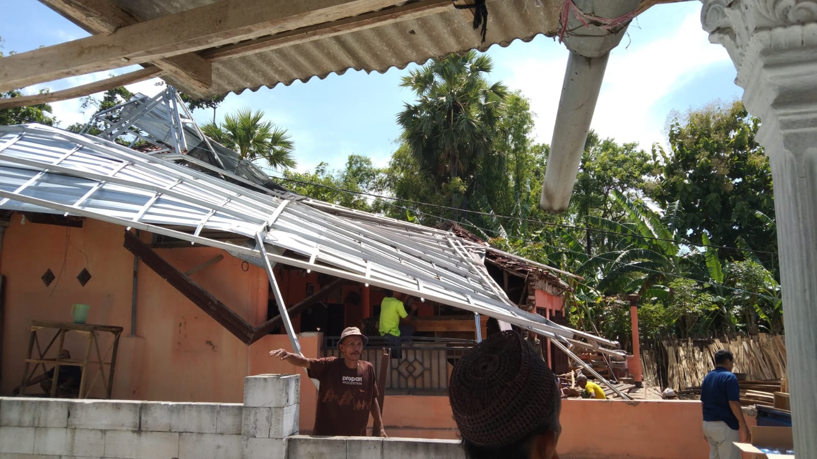 AMBRUK: Kondisi rumah warga setelah terkena bencana angin kencang di Desa Karduluk, Kecamatan Pragaan, Minggu (1/2).