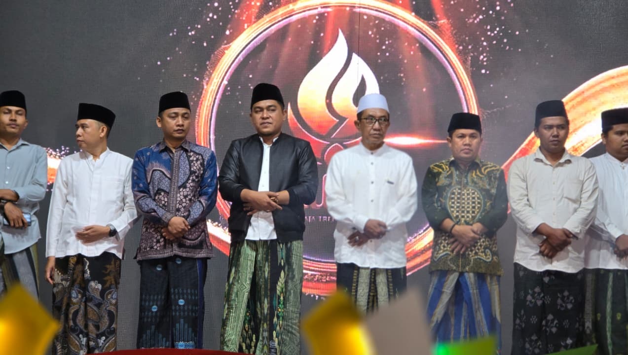 MAJUKAN PENDIDIKAN: Ketua DPRD Pamekasan Ali Masykur (jaket hitam) dan Bupati Pamekasan KH. Kholilurrahman saat menghadiri Wisuda XIX Ponpes Dubaja Ibos, Selasa (3/2).