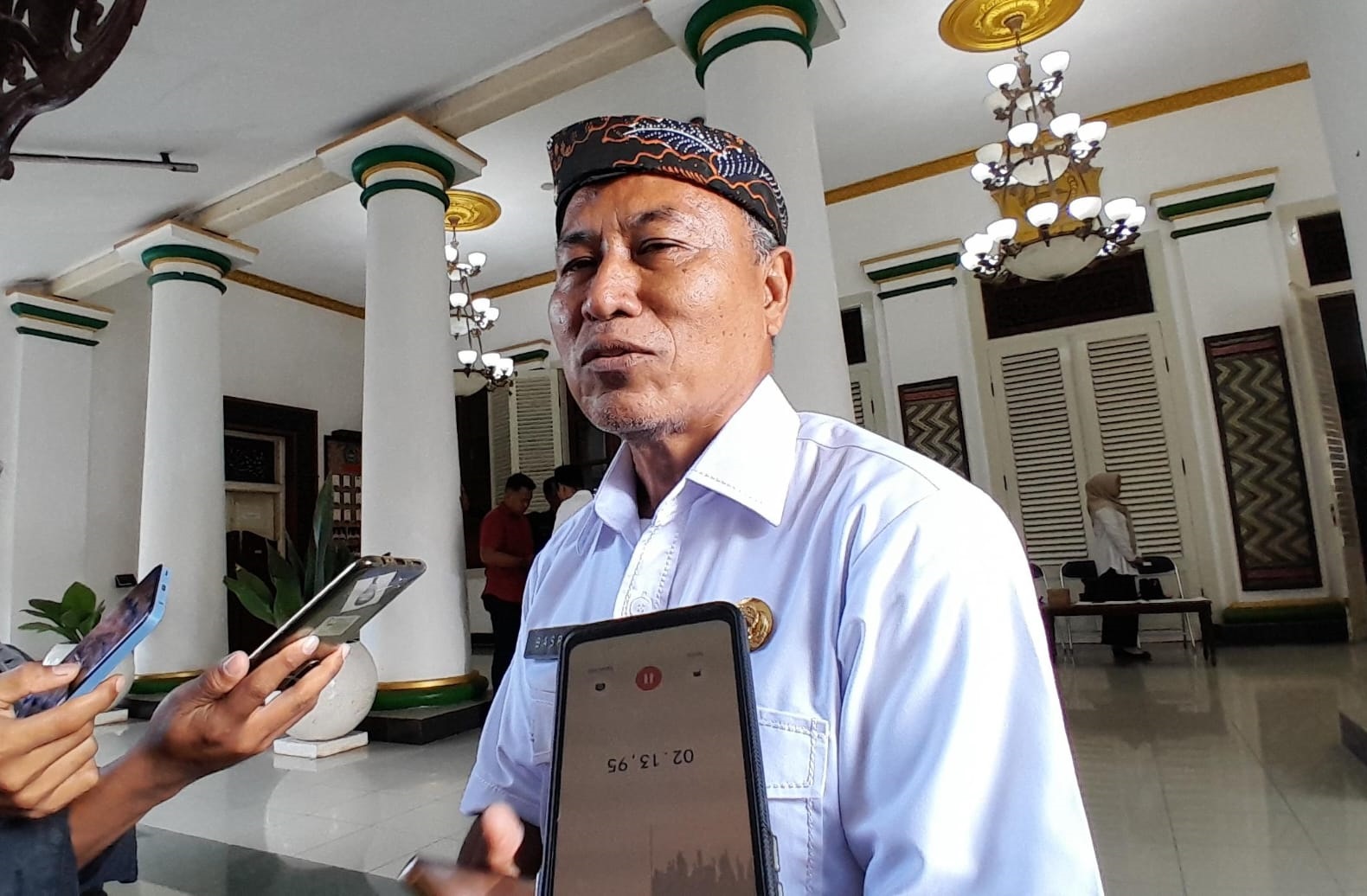 KOMITMEN: Kepala Dispendikbud Pamekasan, Ahmad Basri Yulianto, saat diwawancarai jurnalis di area Pendopo Ronggosukowati, Rabu (4/2).