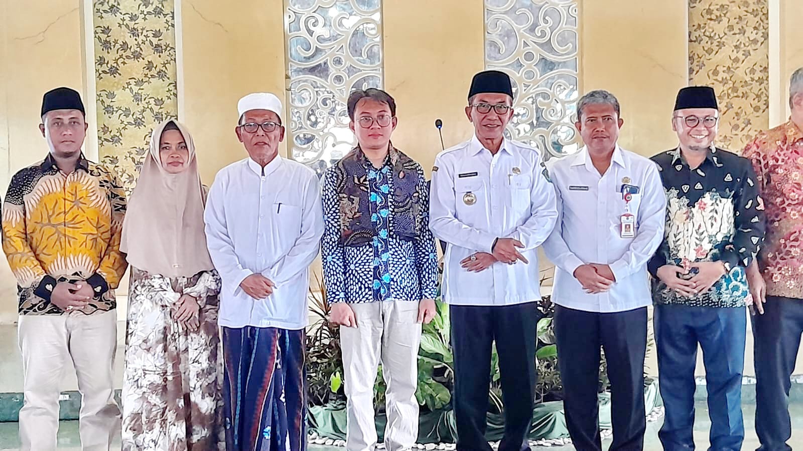MEMBANGGAKAN: Bupati Pemekasan Kholilurrahman bersama pejabat pemkab menyambut kedatangan Hadiatullah (batik biru), lulusan doktoral terbaik Tianjin University, Tiongkok, di Pendopo Ronggosukowati