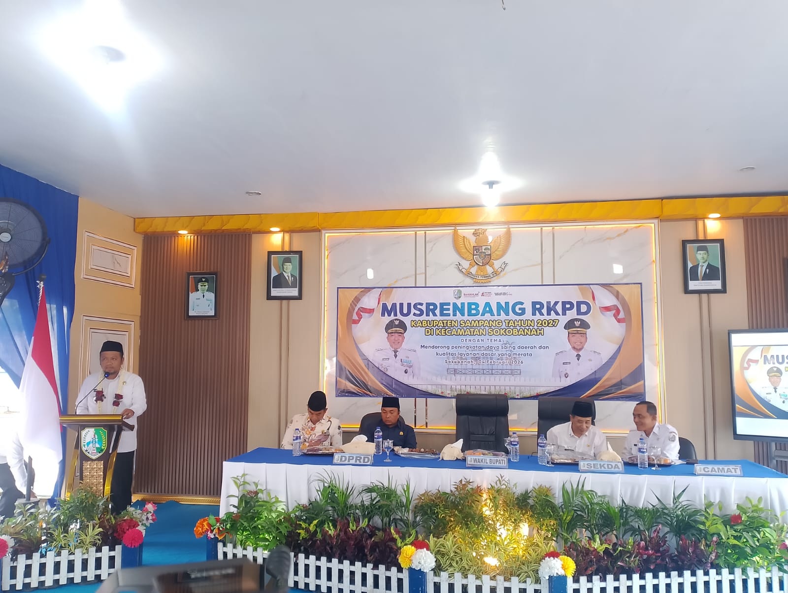 TEGAS: Wabup Sampang Ahmad Mahfudz memberikan sambutan saat membuka Musrenbang RKPD 2027 Kecamatan Sokobanah, Rabu (4/2).