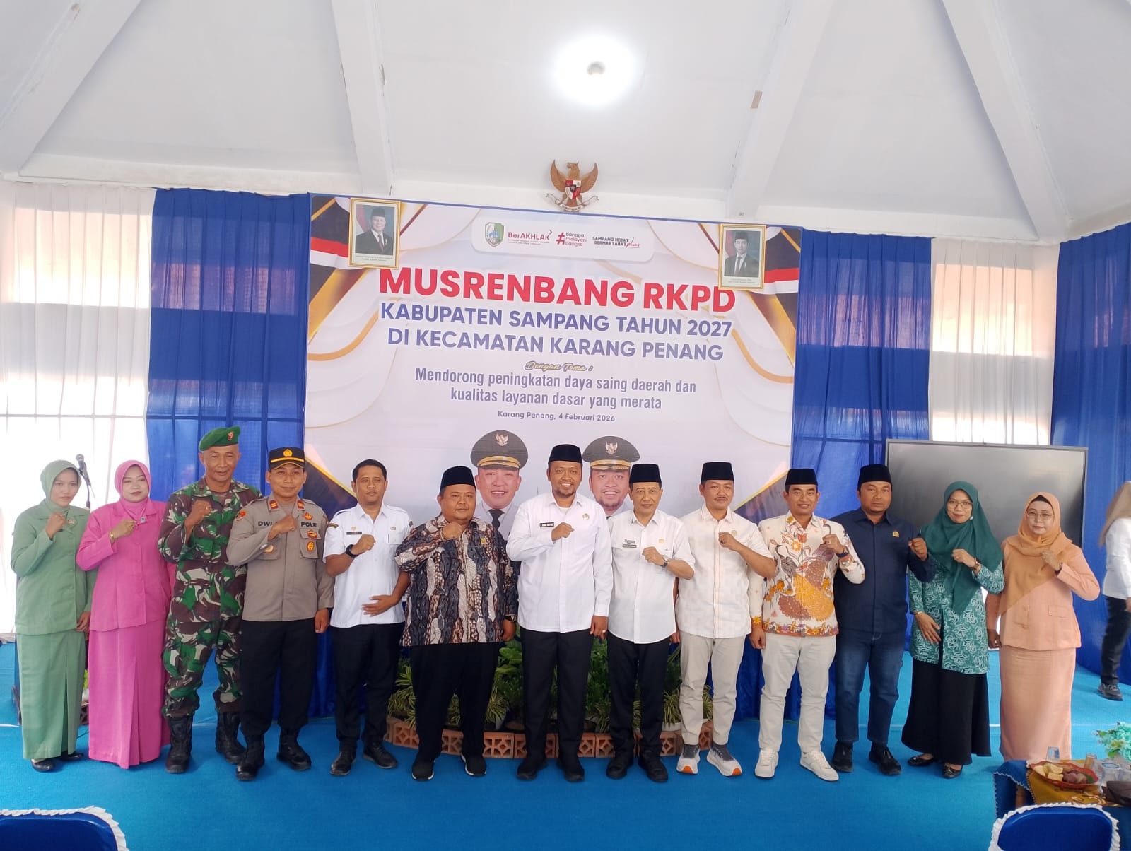 BERSINERGI: Wabup Sampang Ahmad Mahfudz (tengah), Sekkab Sampang Yuliadi Setiyawan berfoto bersama Anggota DPRD Sampang, dan Forkopimcam usai pembukaan Musrenbangcam Karang Penang, Rabu (4/2).
