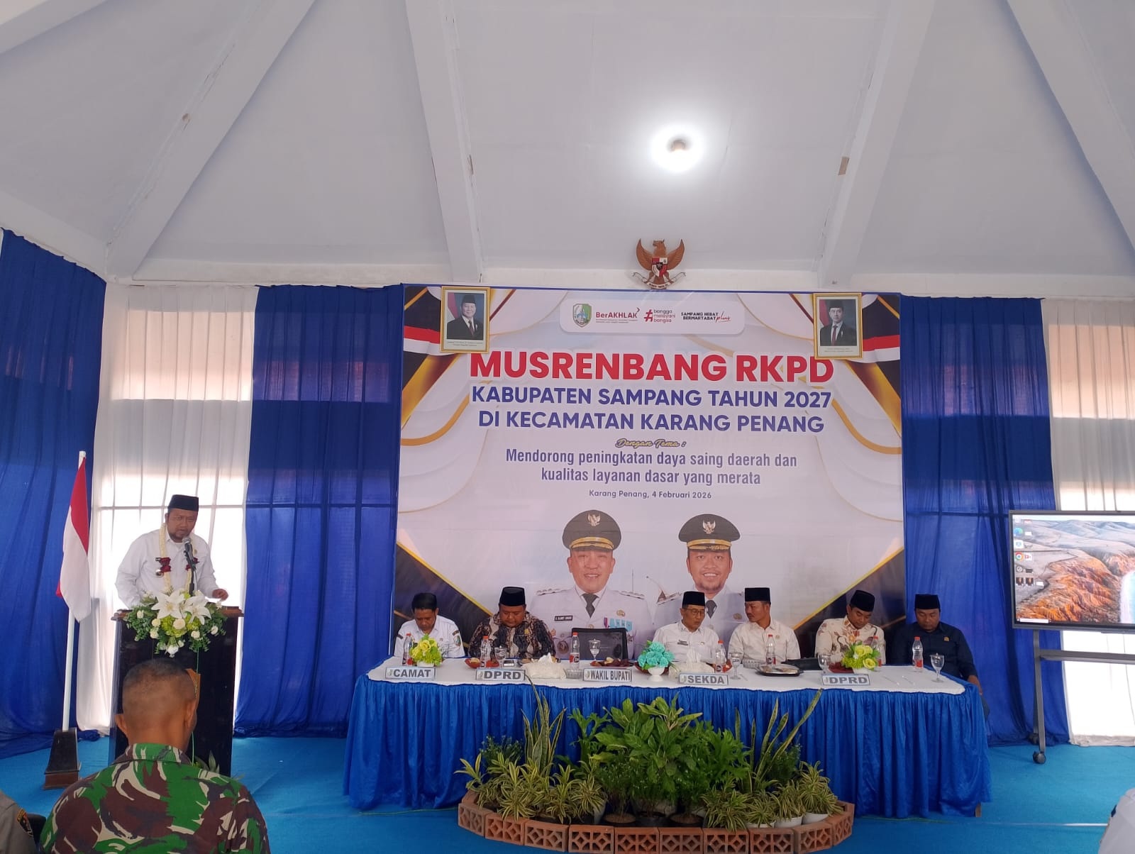 BERWIBAWA: Wabup Sampang Ahmad Mahfudz menyampaikan sambutan pada kegiatan Musrenbang RKPD Kecamatan Karang Penang, Sampang, Rabu (4/2).