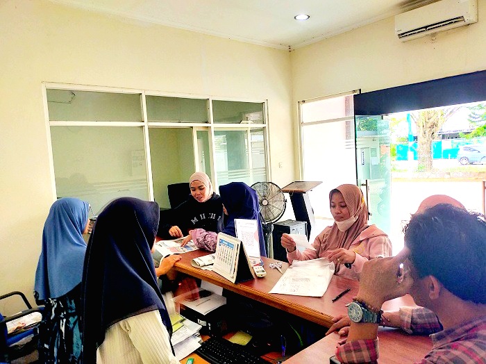 ANTUSIAS: Peserta Bazar Takjil Ramadan mendatangi kantor pusat Jawa Pos Radar Madura di Jalan Soekarno-Hatta Bangkalan, Kamis (5/2). (VIVIN AGUSTIN HARTONO/JPRM)