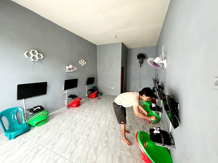 DIKENAKAN PAJAK: Pengusaha rental playstation (PS) di Kelurahan Mlajah, Bangkalan, Kamis (5/2). (VIVIN AGUSTIN HARTONO/JPRM)