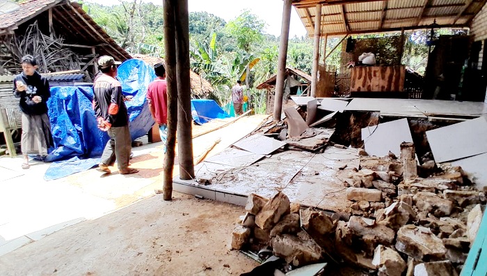 TERDAMPAK: Sejumlah warga sedang melihat kondisi rumah terdampak bencana tanah gerak di Desa Sana Daja, Kecamatan Pasean, Pamekasan, Rabu (21/1). (M. KHOLIL RAMLI/JPRM)