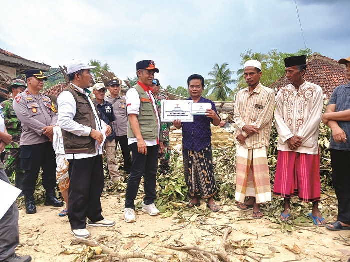 DISALURKAN: Baznas Sumenep menyalurkan bantuan untuk korban angin puting beliuang di Desa Karduluk, Kecamatan Pragaan, Rabu (4/2). (BAZNAS UNTUK JPRM)