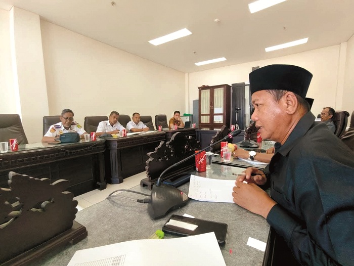 FOKUS: Ketua Pansus Perlindungan dan Pemberdayaan Petani Garam DPRD Sumenep Masdawi memimpin rapat di Komisi II DPRD Sumenep, Senin (2/2). (DPRD SUMENEP UNTUK JPRM)