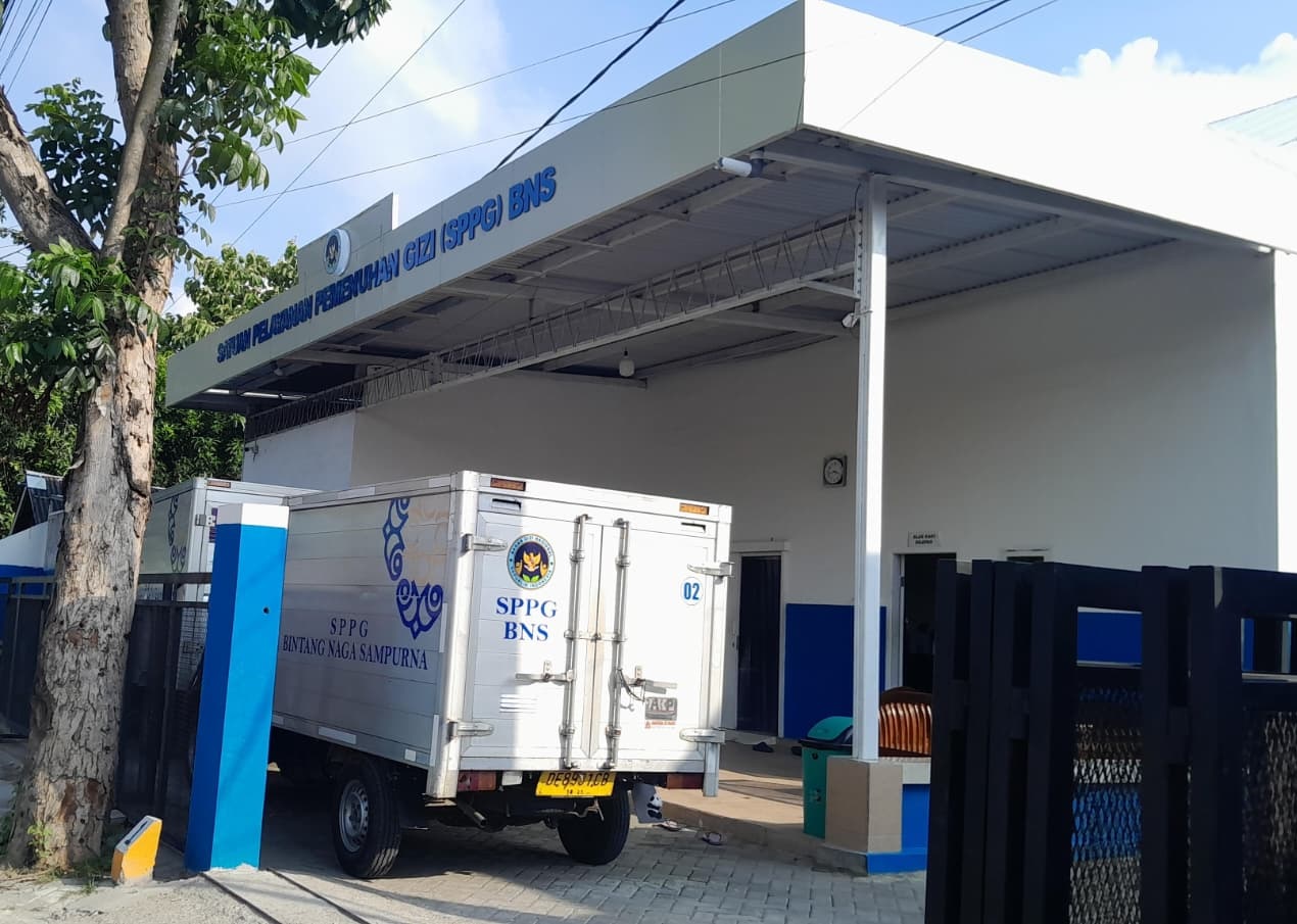 TAK PATUH ATURAN: Mobil boks pengantar MBG terparkir di SPPG Bintang Naga Sampurna (BNS) di Desa Ponteh, Kecamatan Galis, Pamekasan, Senin (2/2).