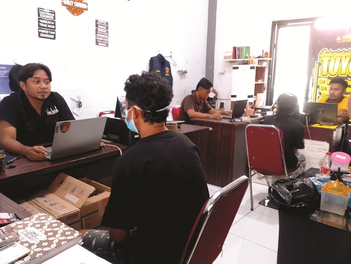 TAK BERKUTIK: Sepasang suami istri diperiksa penyidik usai diamankan di Polres Sampang Jumat (6/2). (UBAIDILLAHIR RAIE/JPRM)
