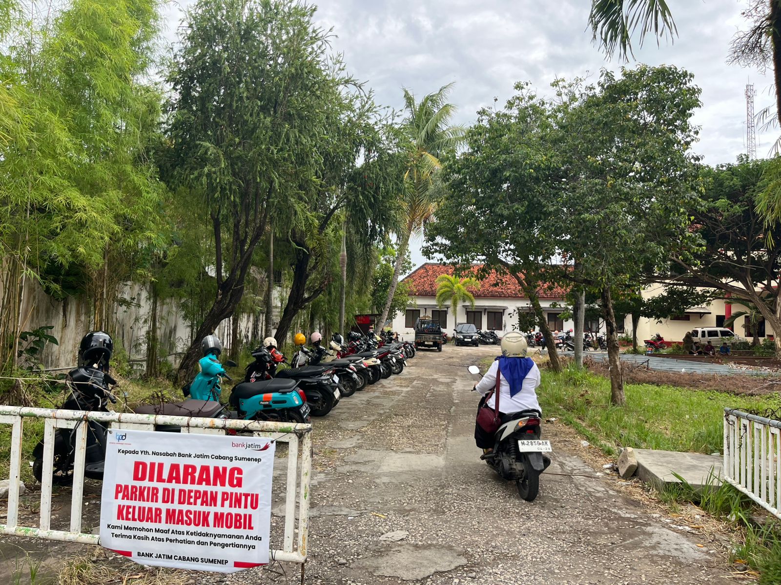 TERUS DIBENAHI: Seorang pegawai mengendarai sepeda motor dan hendak masuk ke kantor DPMPTSP Sumenep yang terletak di Desa Kolor, Kecamatan Kota Sumenep, Kamis (5/1).