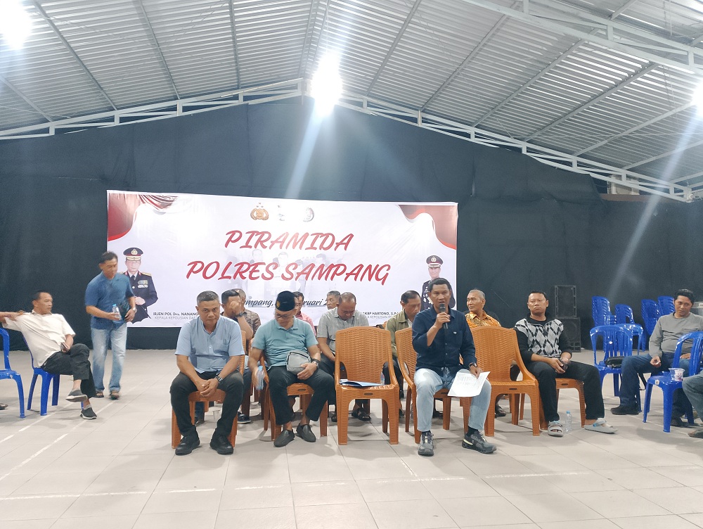 BERSINERGI: Kapolres Sampang AKBP Hartono (pegang mik) memimpin kegiatan Piramida di Mapolres Sampang, Rabu (4/2).