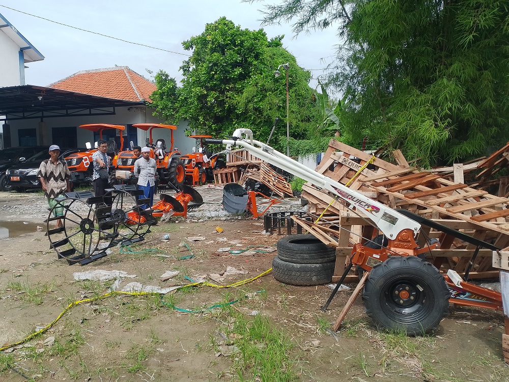 HILANG: Warga berada di sekitar TKP mesin hand tractor yang hilang, Jumat (9/1).