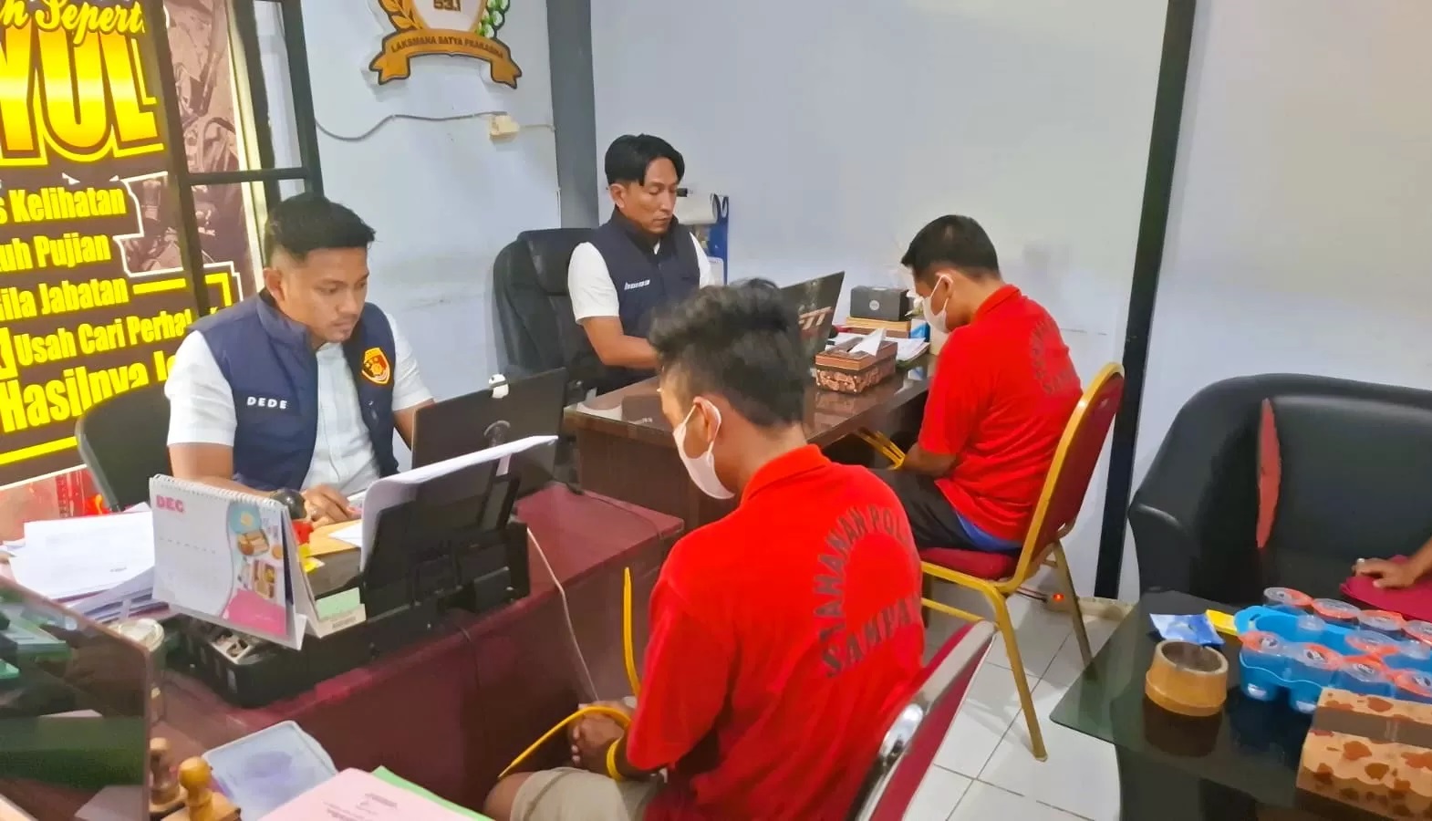 DIRINGKUS: Dua tersangka yakni ZI dan AI, saat diinterogasi oleh penyidik Polres Sampang usai ditangkap, Sabtu (8/12/2025).
