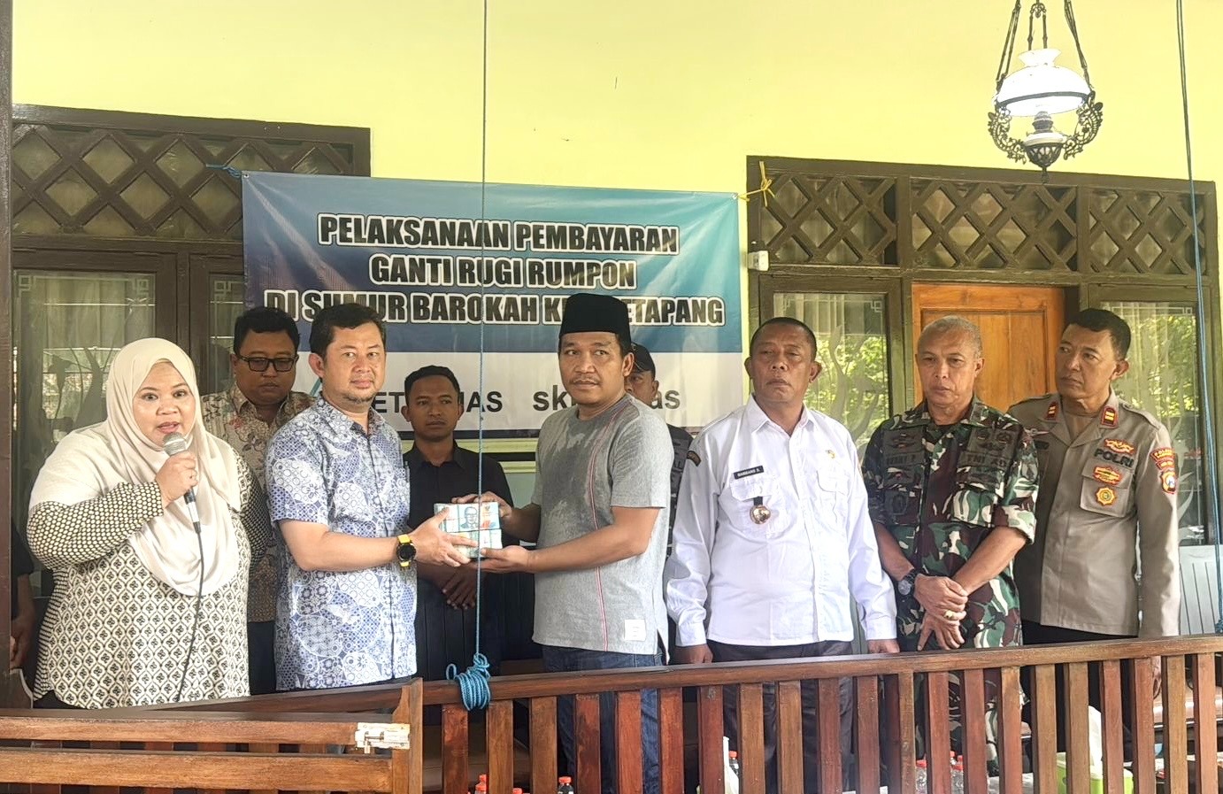 SIMBOLIS: PETRONAS menyerahkan kompensasi pengganti rumpon dan bubu nelayan terdampak ekplorasi Sumur Barokah di Kantor Kecamatan Ketapang, Sampang pada Rabu (28/1/2026).