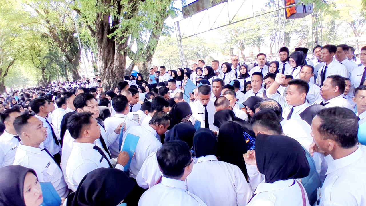 ABDI NEGARA: PPPK paro waktu antre mengambil SK pengangkatan di lapangan depan Pendopo Bupati Pamekasan, Rabu (17/12/2025). (M. KHOLIL RAMLI/JPRM)