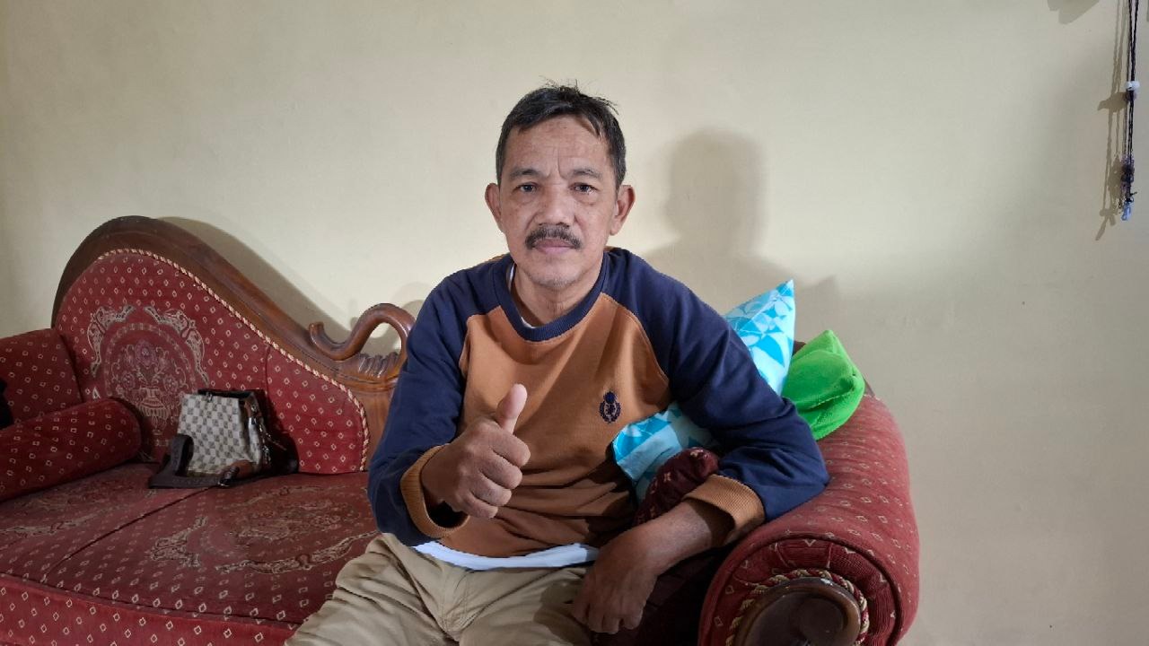 BERTERIMAKASIH: Ahmad Fauzi, aparatur sipil negara asal Kabupaten Sumenep yang menjalani terapi cuci darah rutin akibat penyakit ginjal.