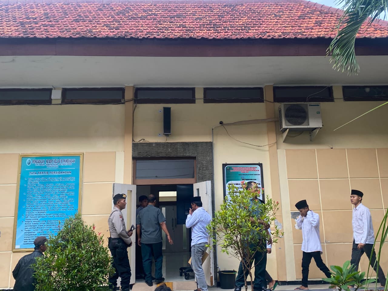 PEMBUKTIAN: Para terdakwa memasuki ruang sidang di Pengadilan Negeri Pamekasan, Kamis (5/1).