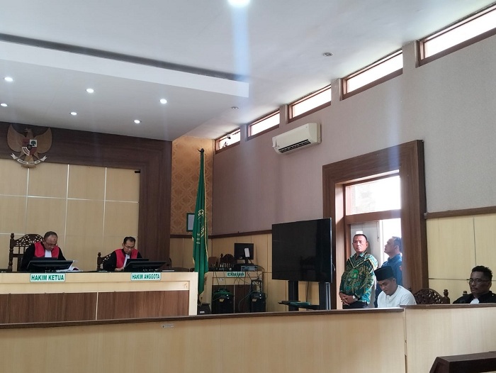 DISIDANG: Terdakwa Supriyadi duduk di samping pengacara Ach. Suhairi di Pengadilan Negeri Pamekasan, Kamis (5/2). (ISTIMEWA)