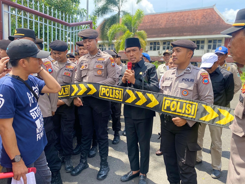 ASPIRASI: Anggota DPRD Pamekasan Faridi memberikan tanggapan di hadapan Ketua Forkot Pamekasan Samsul Arifin dan pedemo lainnya, Rabu (5/1).