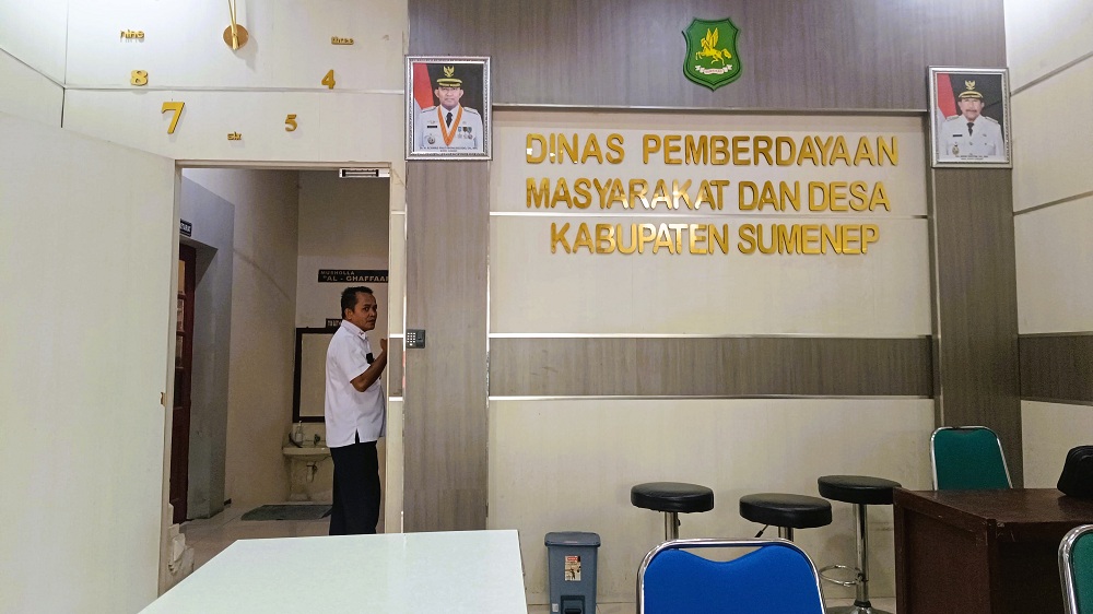 MEGAH: Salah satu pegawai sedang beraktivitas di area lobi kantor DPMD Sumenep, Rabu (7/1).