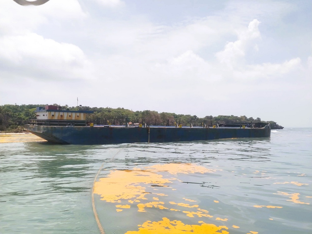 TENAGA PROFESIONAL: Sejumlah penyelam bersiap melakukan penelitian dampak lingkungan akibat tumpahan minyak mentah di Pulau Gili Iyang, Kecamatan Dungkek, Sumenep.
