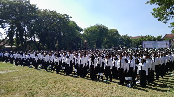 BERBARIS: Ratusan PPPK paro waktu bersiap untuk dilantik di Lapangan Nagara Bhakti Pamekasan, Rabu, 17 Desember 2025. (M. KHOLIL RAMLI/JPRM)
