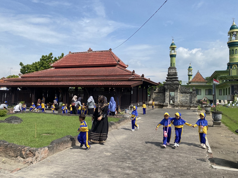 CERIA: Peserta didik berkunjung ke Makam Rato Ebuh, Kelurahan Polagan, Sampang, beberapa waktu lalu.