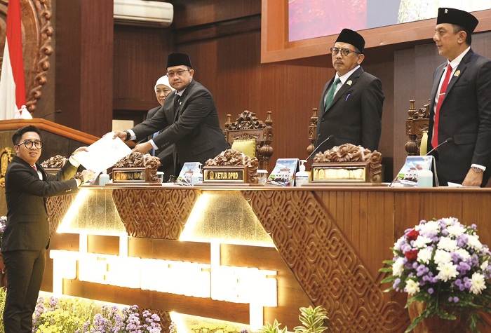 KOMPAK: Anggota Komisi C DPRD Jatim Nur Faizin menyerahkan berkas laporan kepada Wakil Ketua DPRD Jatim Blegur Prijanggono. (DPRD JATIM UNTUK JPRM)