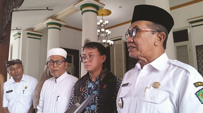 KOMITMEN: Bupati Pamekasan KH Kholilurrahman wawancara doorstop dengan awak media di Peringgitan Dalam Pendopo Ronggosukowati, Rabu (4/2). (M. KHOLIL RAMLI/JPRM)