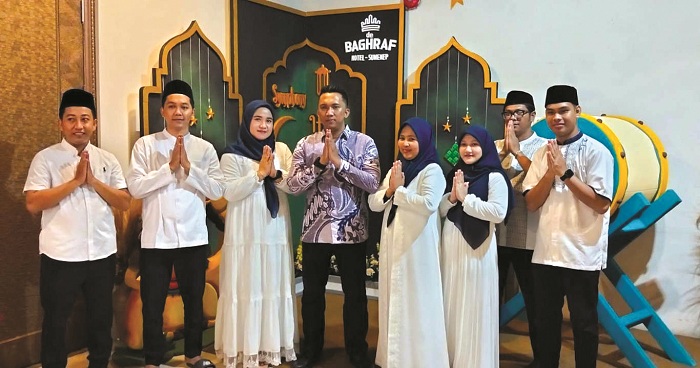 BOOTH RAMADAN: HM de Baghraf Hotel Sumenep Fawarid Safuan (pakai batik) berfoto bersama di depan dekorasi hotel menyambut Ramadan 1447 Hijriah. (HERIVIYA YUVI/JPRM)