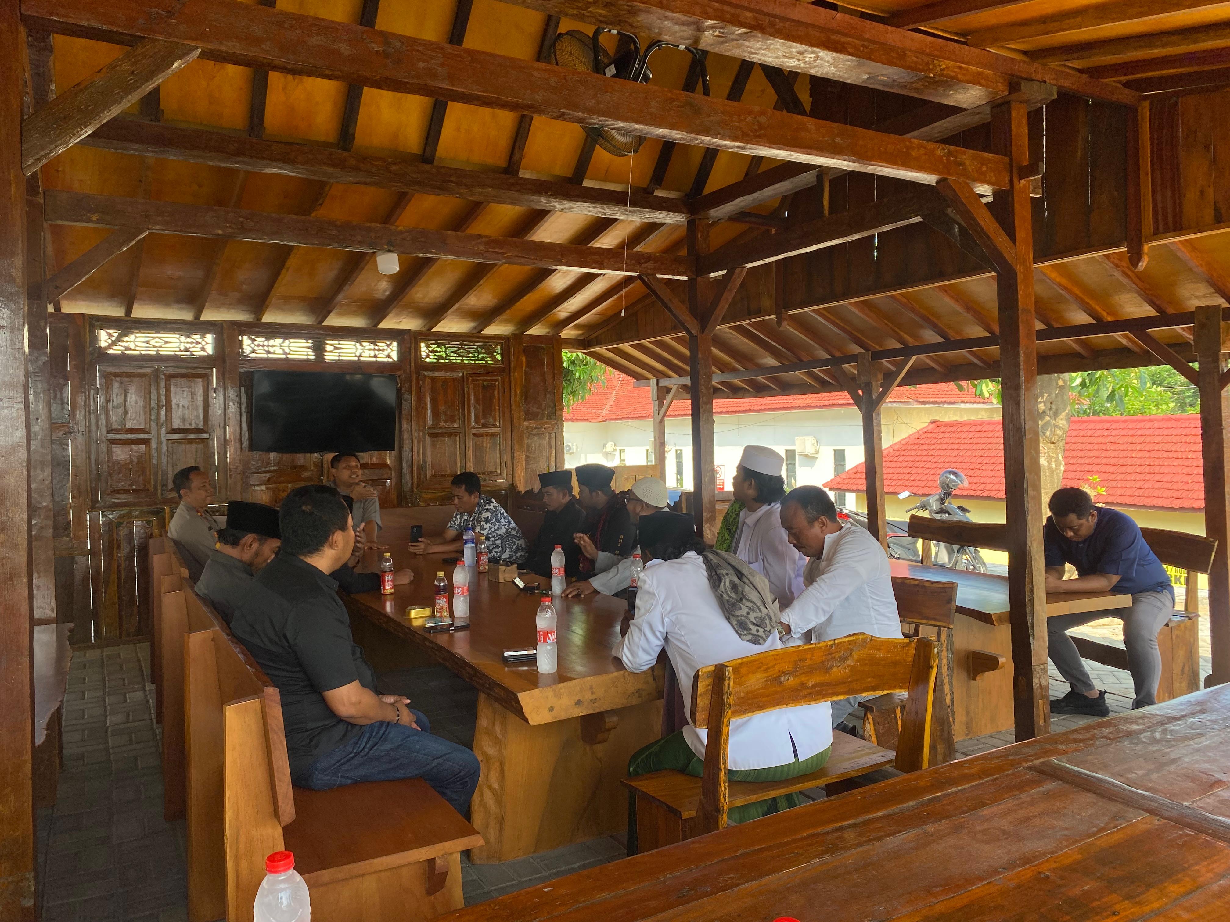 KOMUNIKASI: Kapolres Pamekasan AKBP Hendra Eko Triyulianto menemui alumni dan simpatisan KH Ali Karrar Sinhaji, Jumat (6/2).