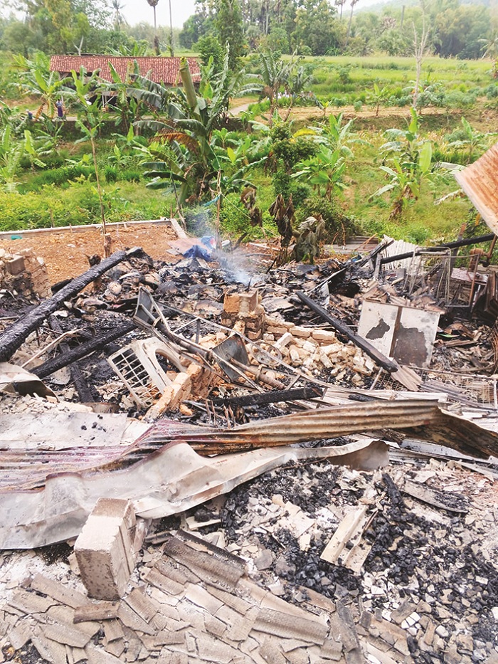 HANGUS: Sisa bangunan kebakaran hebat di asrama Ma&rsquo;had Tibyan Ponpes Panyeppen, Pamekasan yang terbakar Sabtu (7/2). (ISTIMEWA)