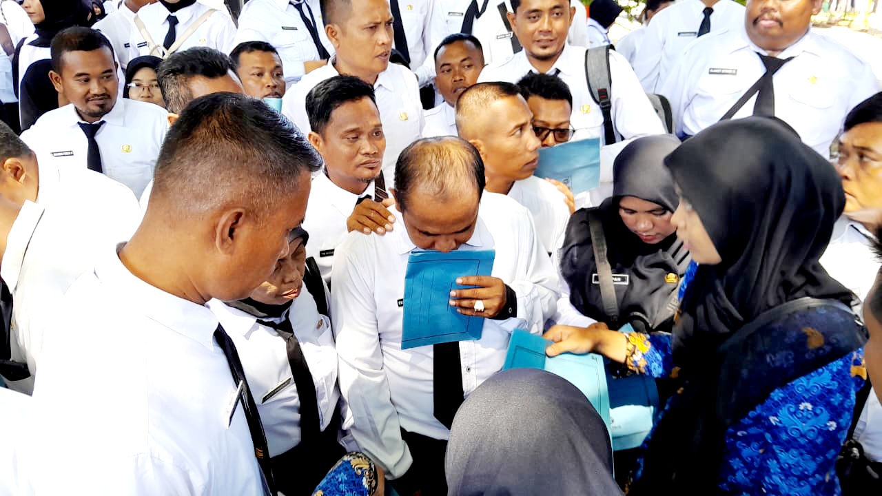 ABDI NEGARA: PPPK paro waktu antre mengambil SK pengangkatan di lapangan pendopo bupati, Rabu (17/12/2025). (M. KHOLIL RAMLI/JPRM)