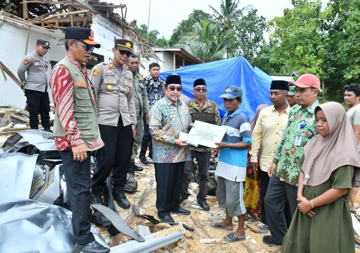 MELAYANI: Wakil Bupati Sumenep Imam Hasyim saat menyalurkan bantuan pada korban bencana angin kencang di Desa Pekandangan, Kecamatan Bluto, Sumenep, Kamis (5/2).