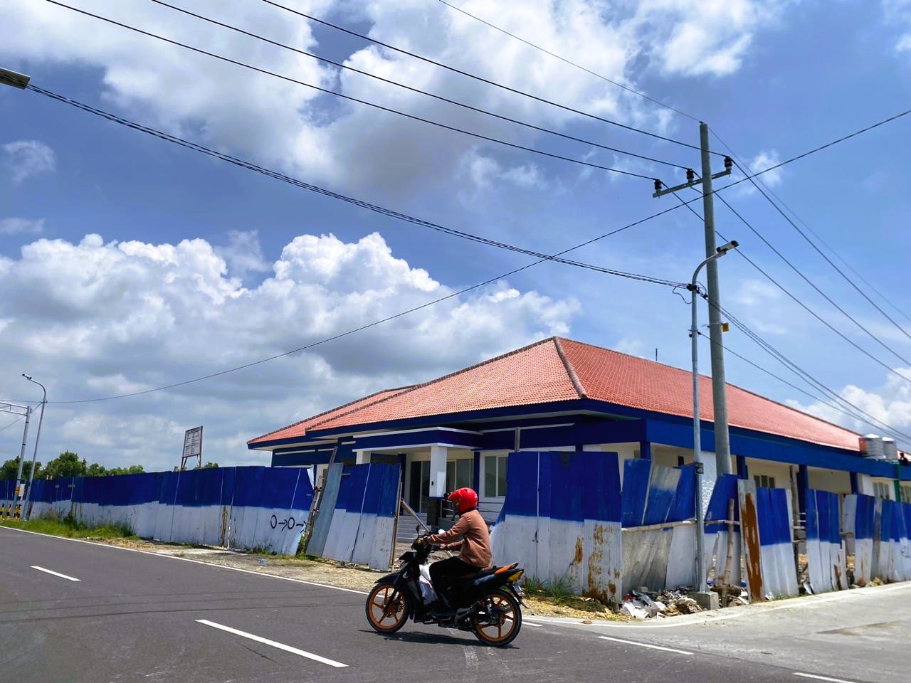 JALAN TERUS: Pembangunan gedung labkesda yang terletak di Jalan Halim Perdanakusuma sedang berproses sampai, Jumat (6/2).
