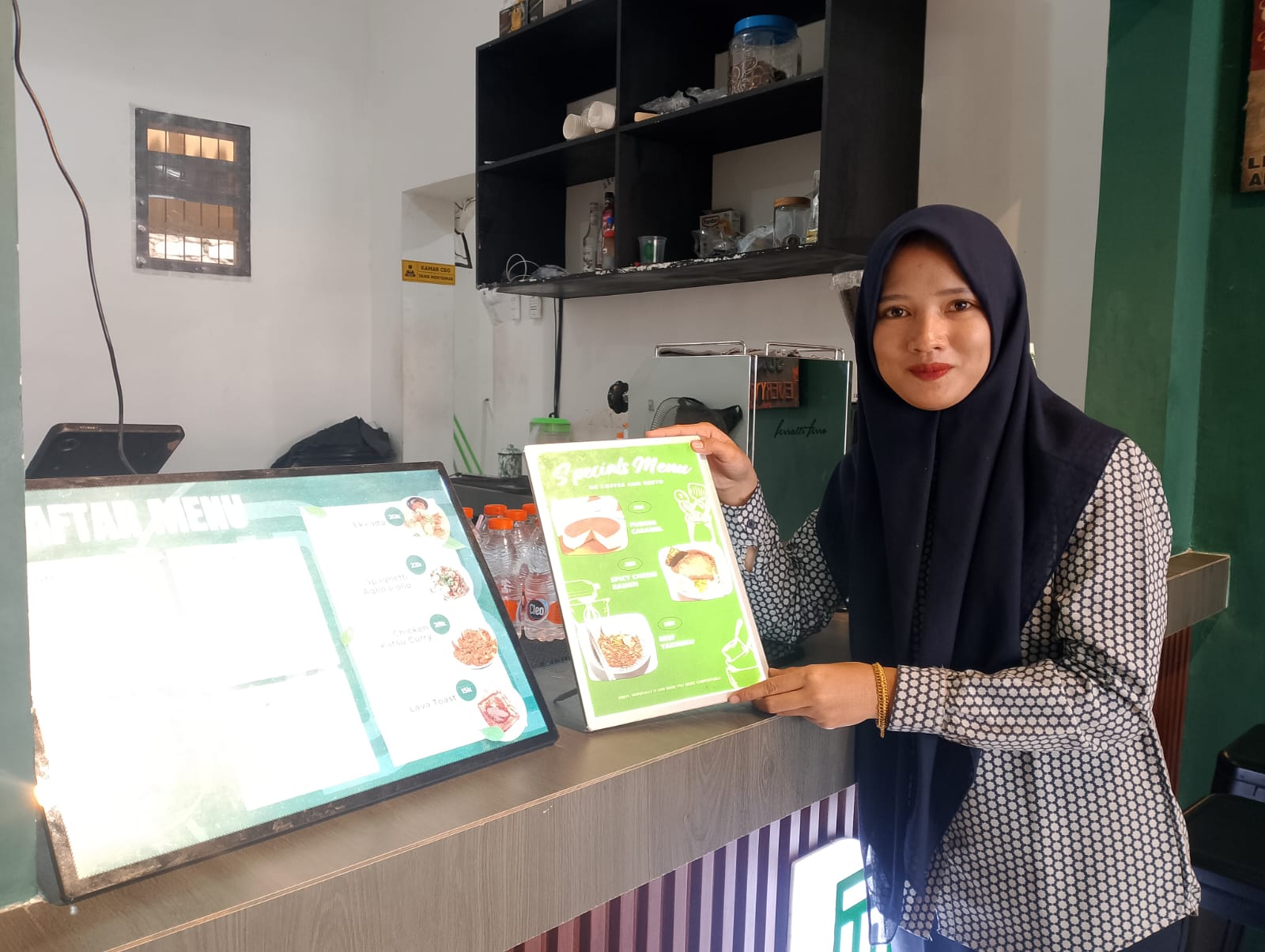 BERVARIASI: Owner DK Coffee & Resto Rabiatul Adewiyah menunjukkan menu yang disediakan untuk pelanggan di kafe miliknya, Jumat (6/2).