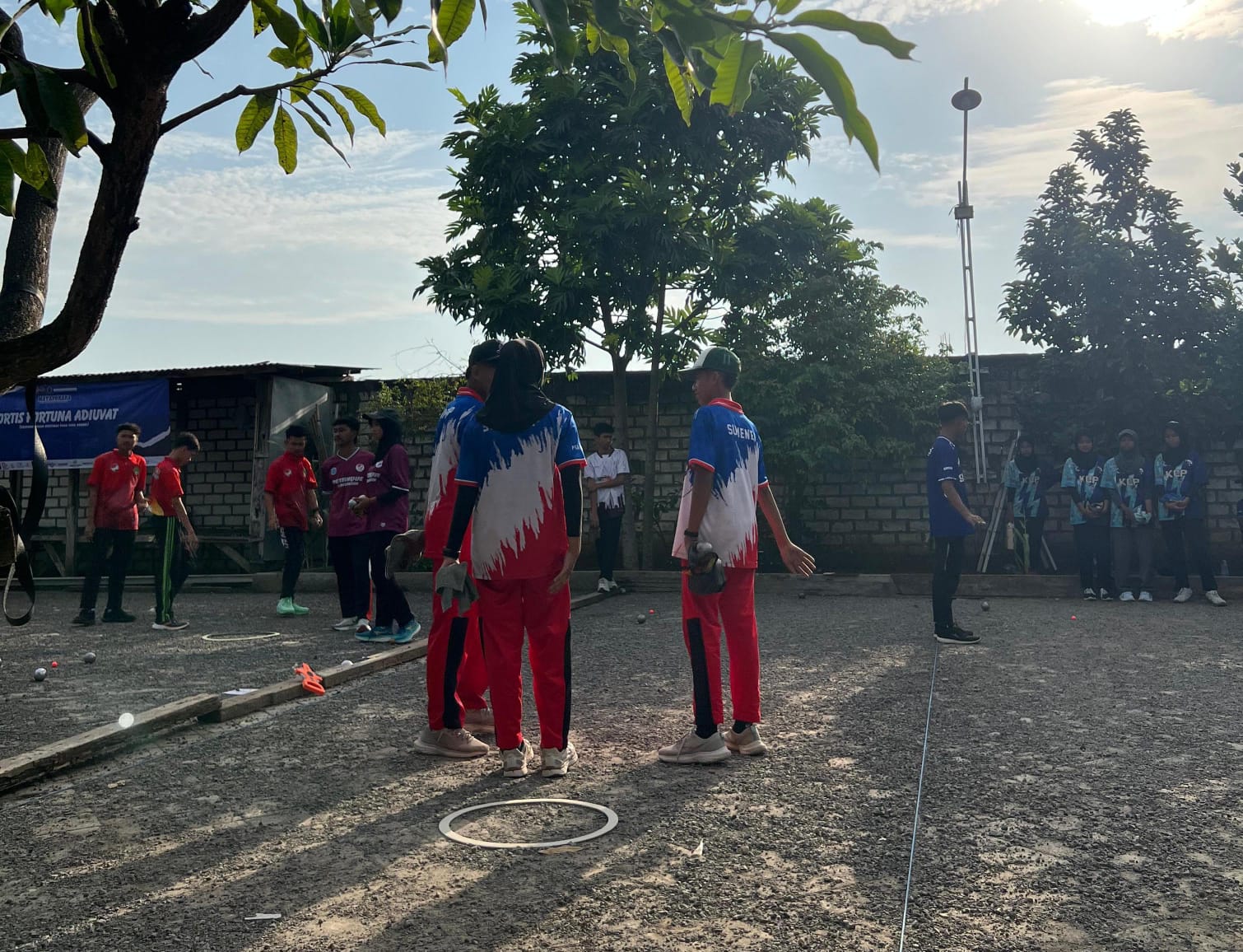 USAHA: Atlet petanque kontingan Sumenep saat bertanding di Mayangkara Open Pelajar Petanque Tournament 2026 di Surabaya, Senin (2/2).