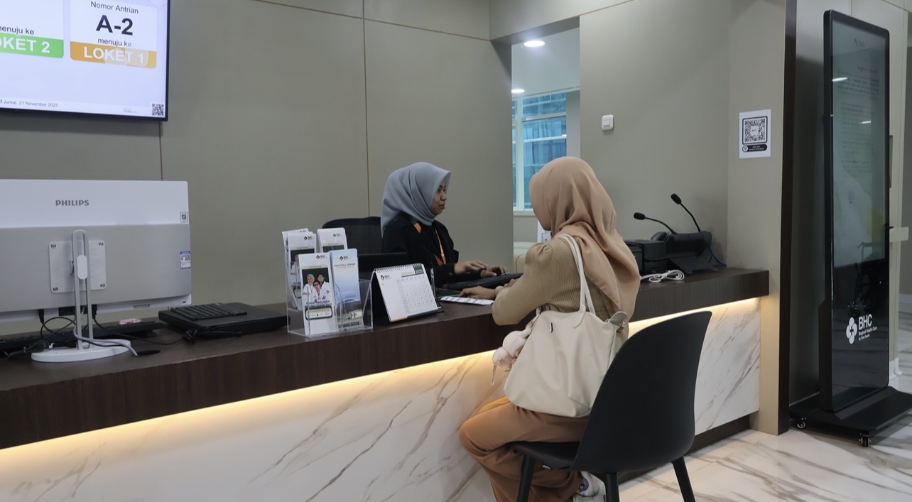 Customer service  dengan salah satu pasien di RS BHC Sumenep.