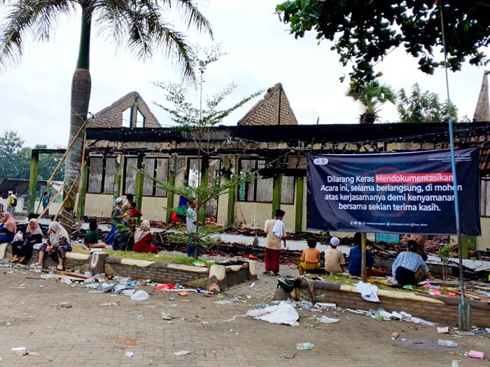 TERDAMPAK: Sejumlah santri sedang berada di sekitar lokasi asrama Ma&rsquo;had Tibyan Ponpes Panyeppen, Pamekasan, yang terbakar Sabtu (7/2). (ISTIMEWA)