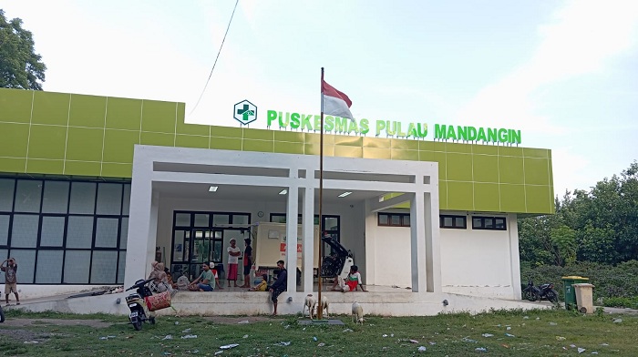 PELAYANAN: Pengunjung saat duduk di teras Puskesmas Mandangin, Sampang, Jumat (6/2). (HASANAH UNTUK JPRM)