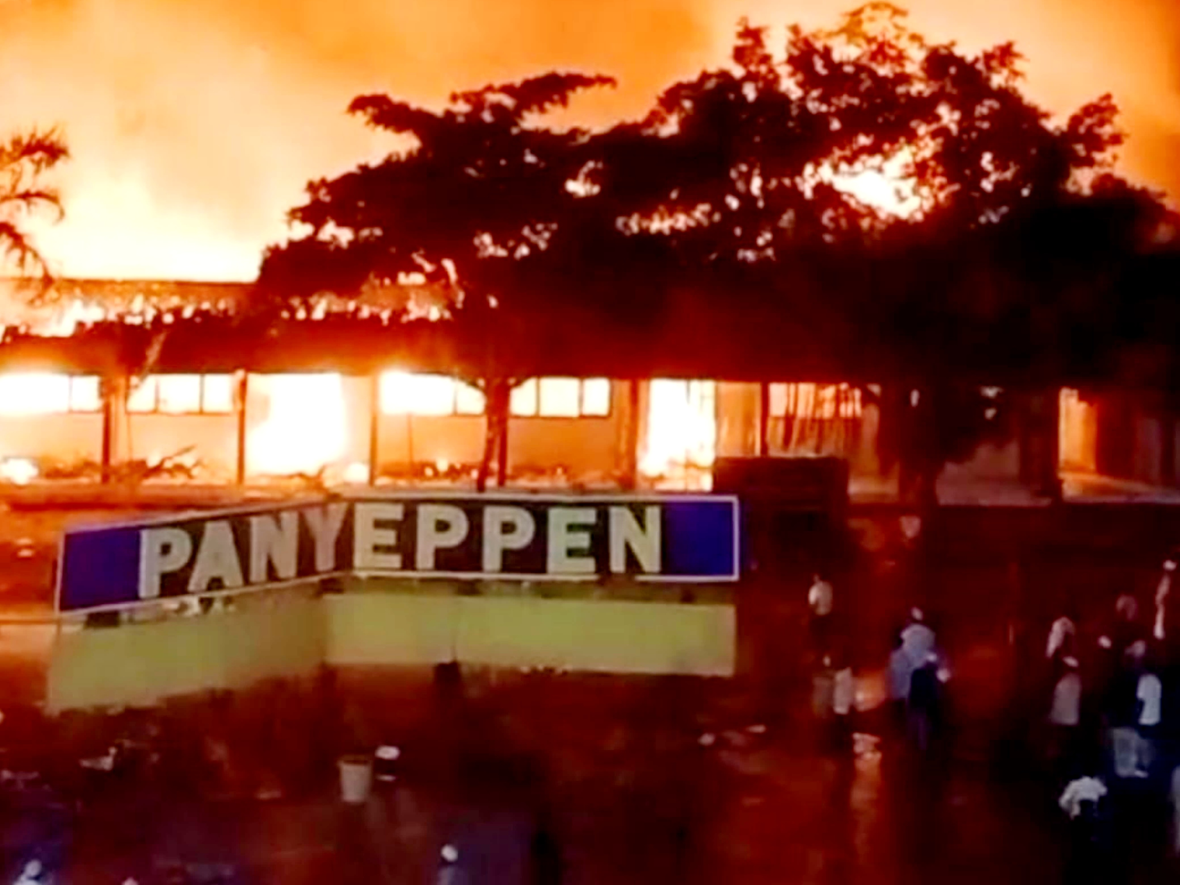 BERHAMBURAN: Kebakaran hebat terjadi di Ma&rsquo;had Tibyan Li Al-Shibyan, Ponpes Miftahul Ulum Panyeppen, Pamekasan, Jumat (6/2) malam. (ISTIMEWA)