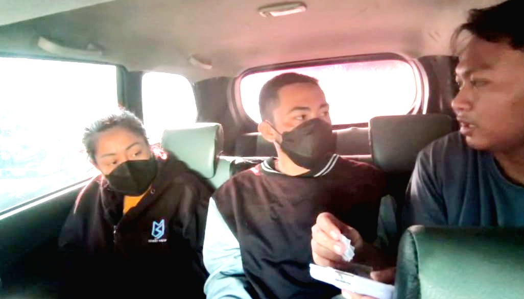 PASRAH: Pasangan suami istri M. Farid Habibi dan Juli Asmawati diringkus Polres Bangkalan karena menyalahgunakan narkotika, Rabu (4/2). (SATRESNARKOBA POLRES BANGKALAN UNTUK JPRM)