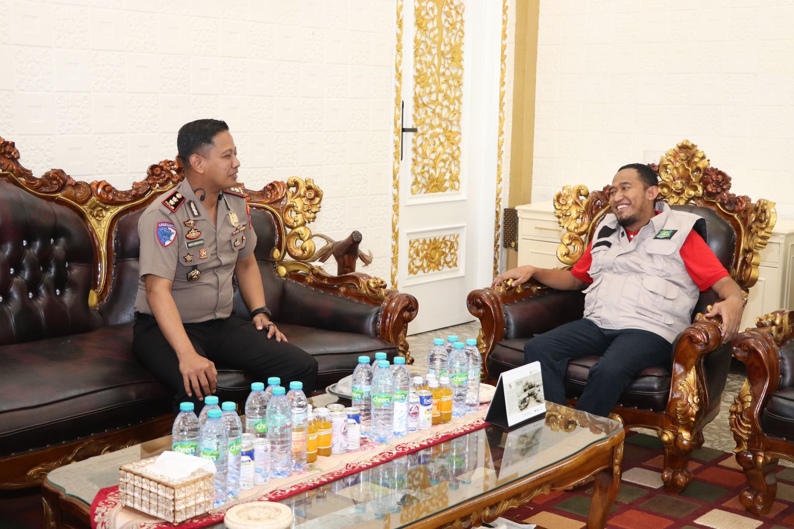PUTRA MADURA: Kapolres Sumenep AKBP Anang Hardiyanto saat berbincang dengan Bupati Achmad Fauzi Wongsojudo.