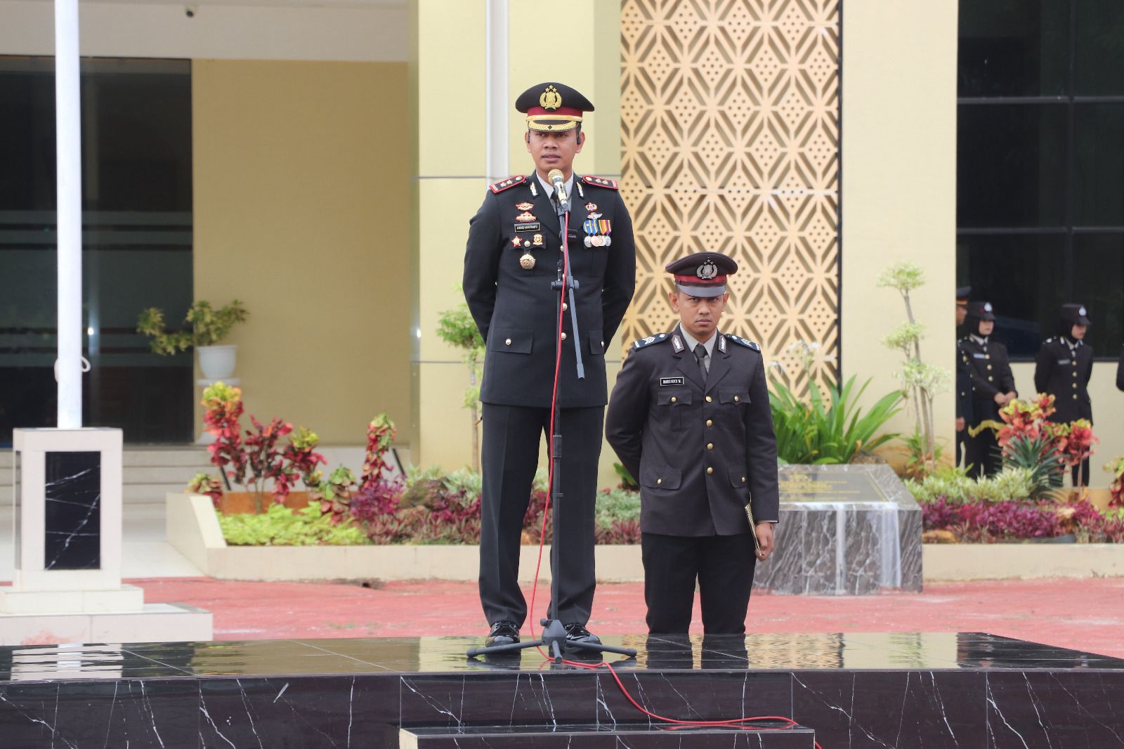 BERWIBAWA: Kapolres AKBP Anang Hardiyanto saat memimpin apel di halaman Mapolres Sumenep.
