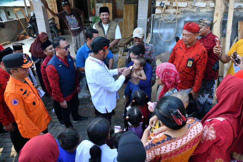 TURUN LANGSUNG: Bupati Sumenep Achmad Fauzi Wongsojudo saat mengunjungi warga terdampak bencana angin kencang di Desa Karduluk, Kecamatan Pragaan, Jumat (6/2).