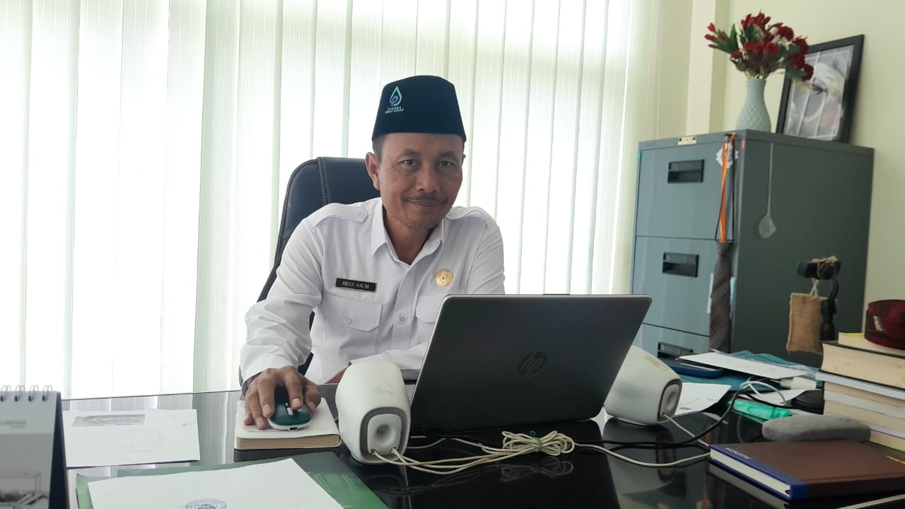 BEKERJA: Kepala Kantor KHU Pamekasan Abdul Halim saat ditemui di ruang kerjanya beberapa waktu lalu.