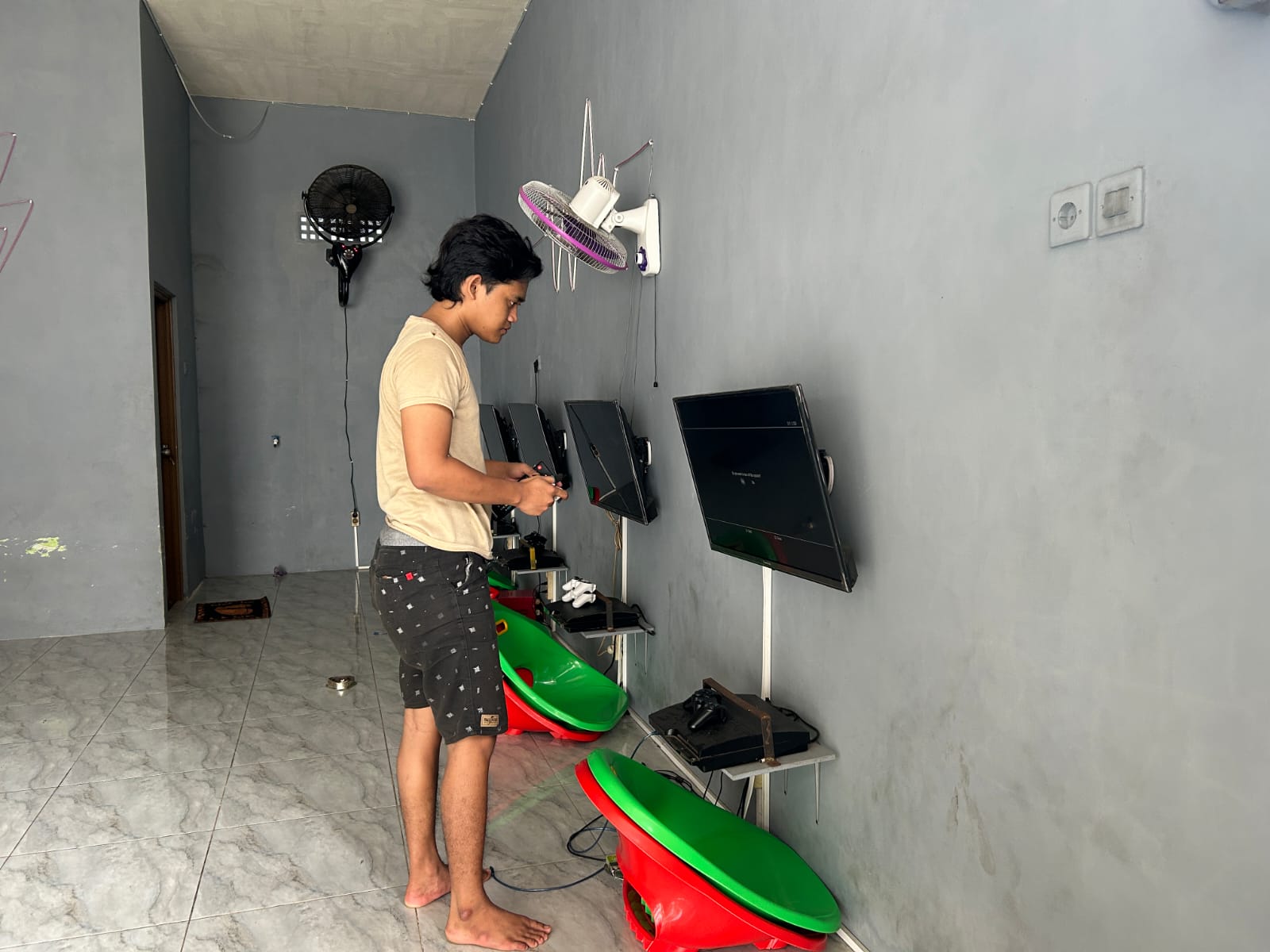 SEPI PENGUNJUNG: Pekerja usaha mikro, kecil, dan menengah (UMKM) di Kelurahan Mlajah, Bangkalan, menunggu pembeli, Selasa (3/2).